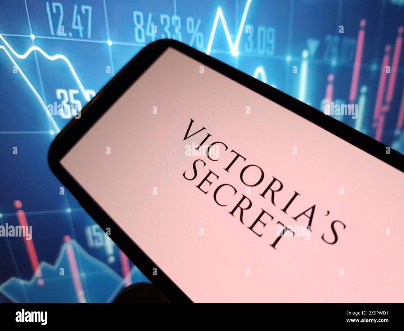 Konskie, Polen - 30. Mai 2024: Das Firmenlogo Victoria`s Secret and Co wird auf dem Mobiltelefon angezeigt Stockfoto